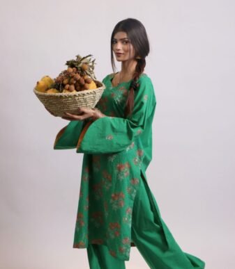 Amaltas allery1 Amaltas green embroidered lawn shirt and trouser suit